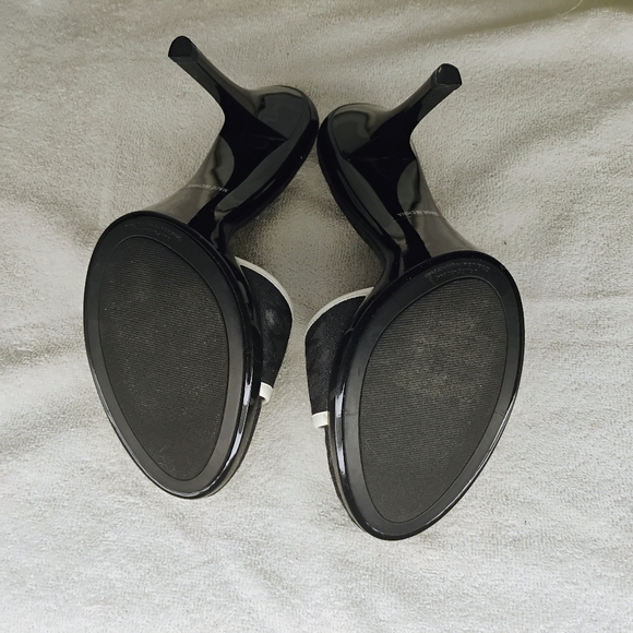 Guess Vintage “Hannah” Black Women’s Heels w/ Authentic Charms size 8 - Picture 7 of 9